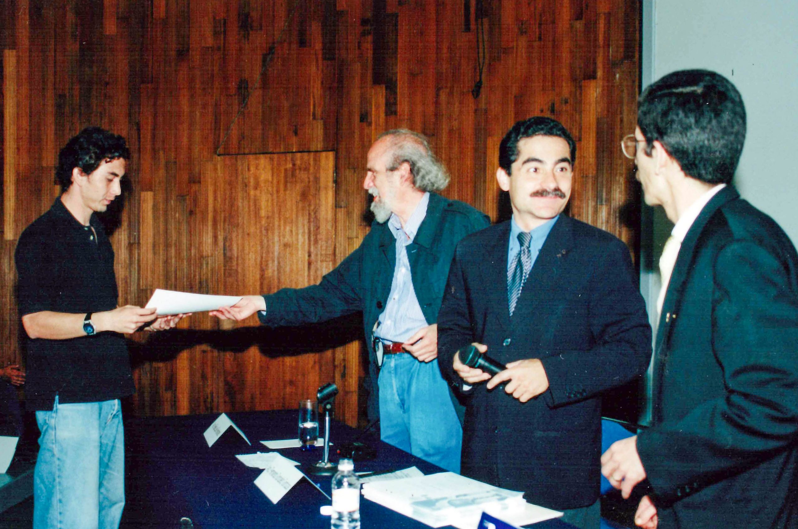 Arq. Fernando González Gortázar, Arq. Felipe Leal Fernández, Dr. José Alejandro  Villalobos Pérez. Fotografía: Archivo de la Coordinación de Producción Audiovisual FA