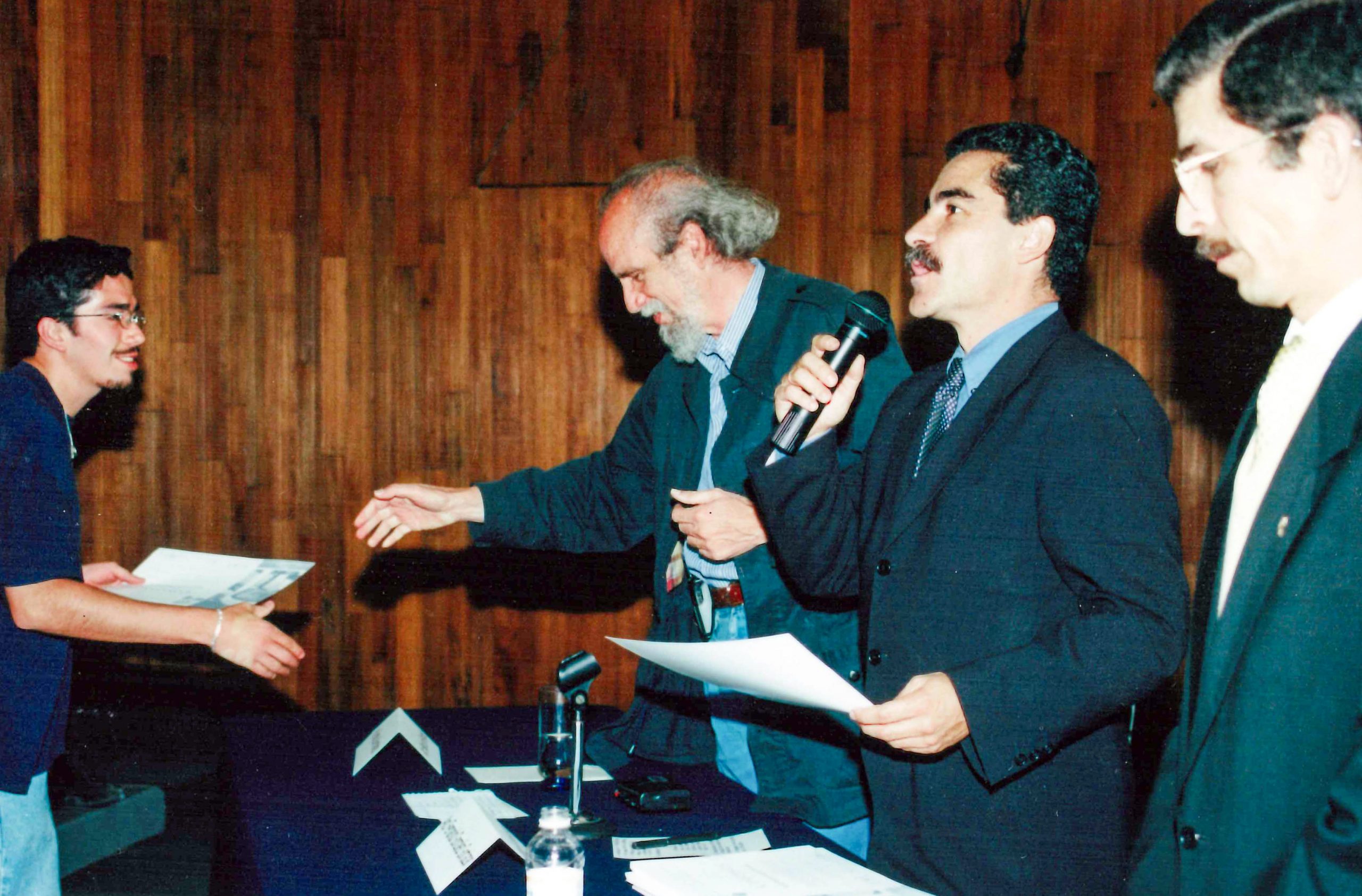 Arq. Fernando González Gortázar, Arq. Felipe Leal Fernández, Dr. José Alejandro  Villalobos Pérez. Fotografía: Archivo de la Coordinación de Producción Audiovisual FA