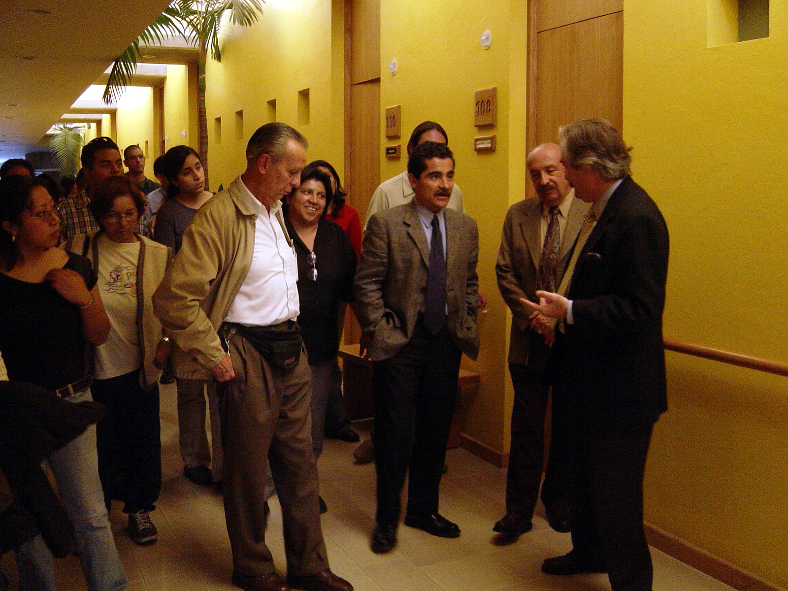 Visita a residencia para mayores con Felipe Leal y Aurelio Nuño. Foto: Celia Facio.