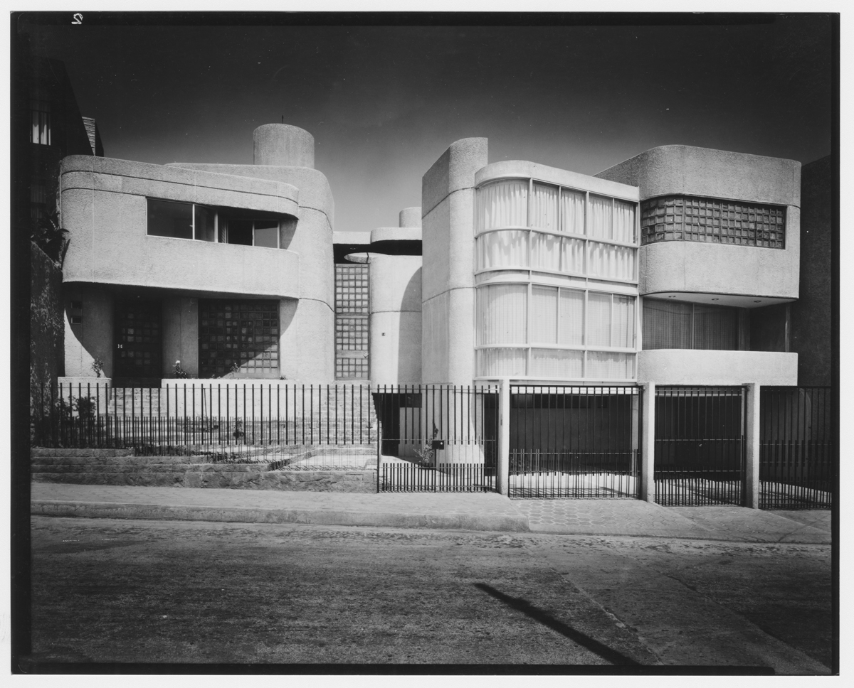 Fachada principal desde la calle. Fotografía: Guillermo Zamora. (AGP 64-300, AAM-FA/UNAM)