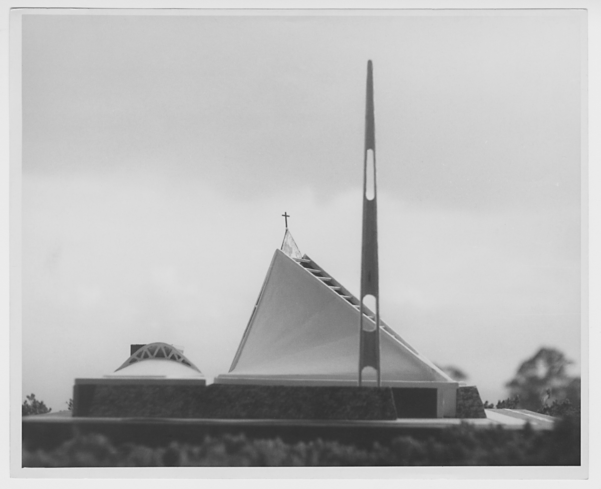 Maqueta de conjunto. Nótese la propuesta distinta de campanario. (AGP 64-100, AAM-FA/UNAM)