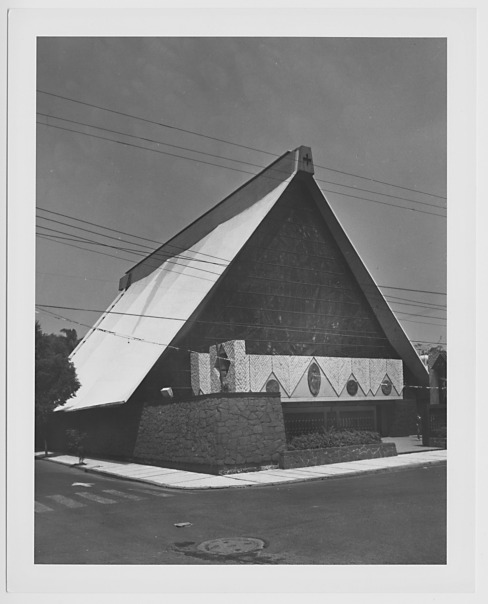 Fachada principal y atrio desde el parque. (AGP 62-100, AAM-FA/UNAM)