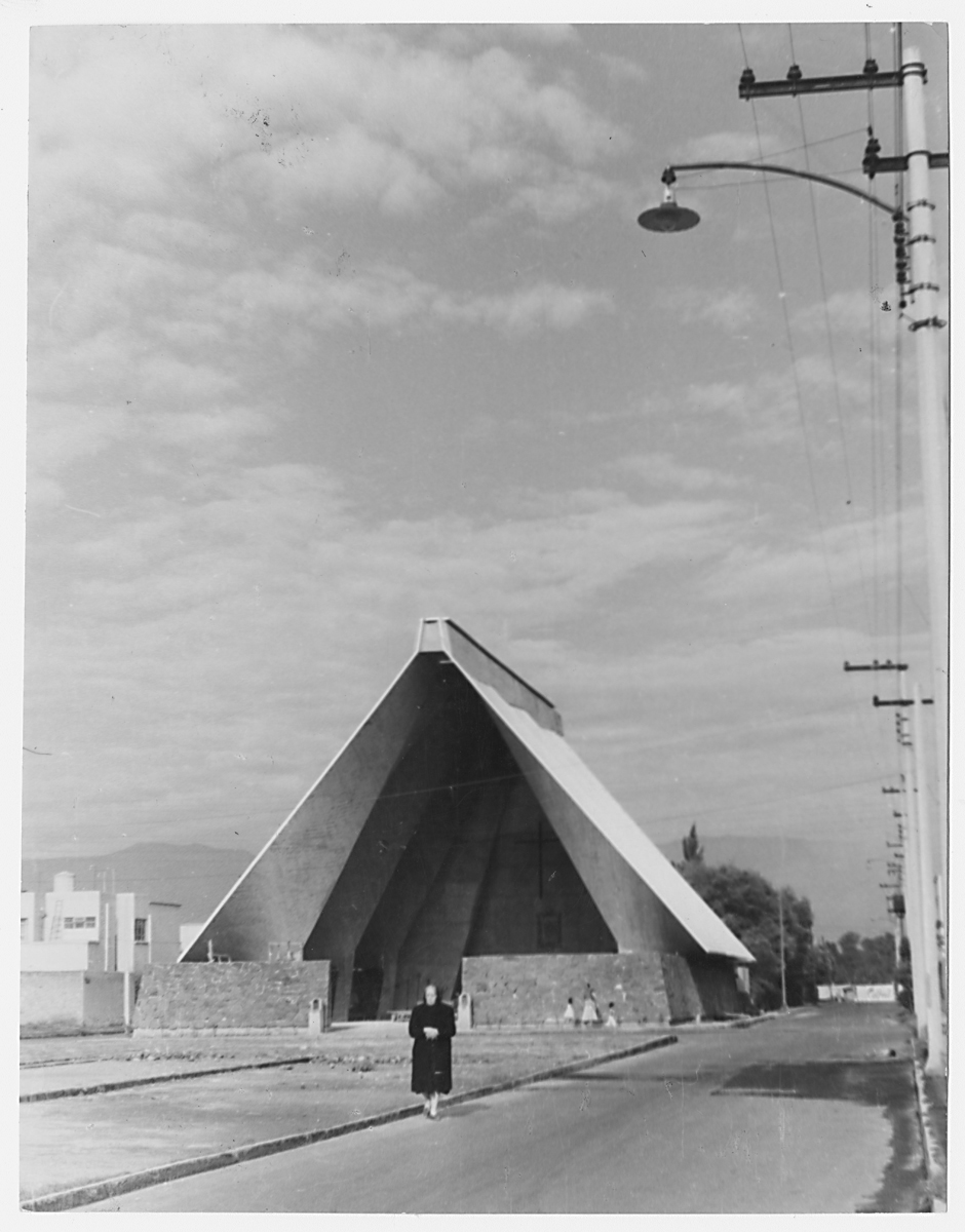 Aspecto de la cubierta y el muro testero terminados, ca. 1976. Faltaba todo el terminado por el interior. (AGP 62-100, AAM-FA/UNAM)