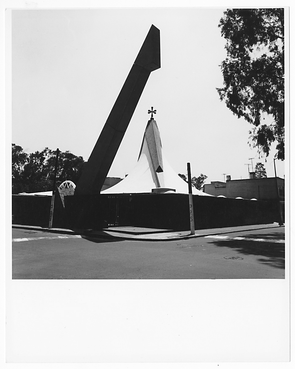 Campanario inclinado (ligero y contrapesado en su cimentación) para otorgarle visibilidad al templo desde la calle de ingreso.(AGP 64-100, AAM-FA/UNAM)