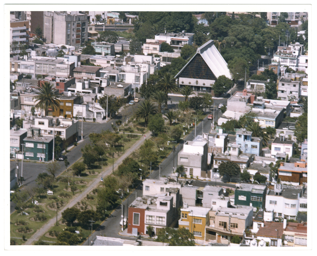 Vista panorámica de la Colonia el Rosedal, y con la iglesia ubicada en su jardín central, 1988. (AGP 62-100, AAM-FA/UNAM)
