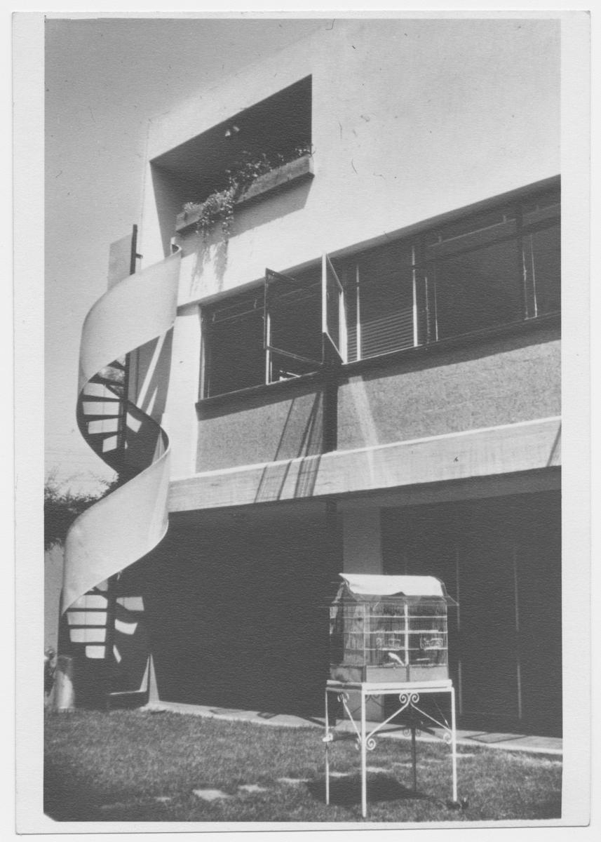 Detalle de escalera helicoidal y acceso al estudio y su terraza posterior. (AGP 54-200, AAM-FA/UNAM)