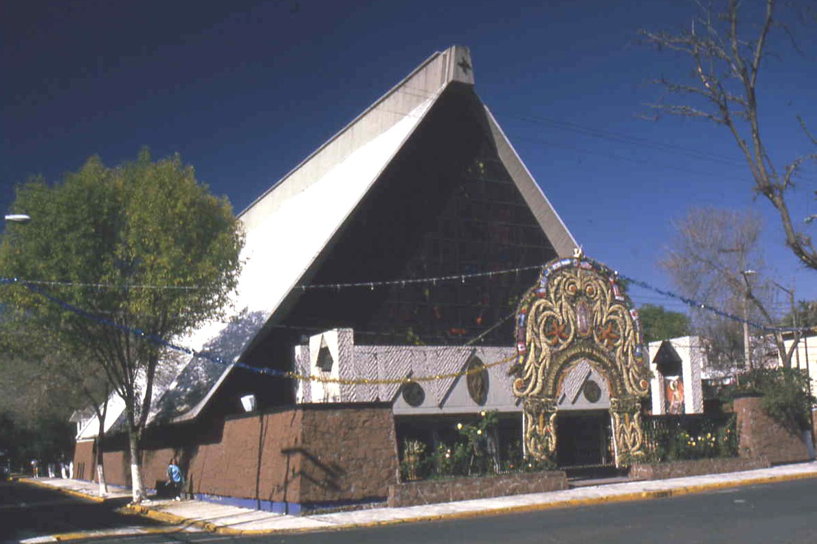 Fachada principal con arco de flores efímero, levantado para la festividad anual de la guadalupana. (AGP 62-100, AAM-FA/UNAM)