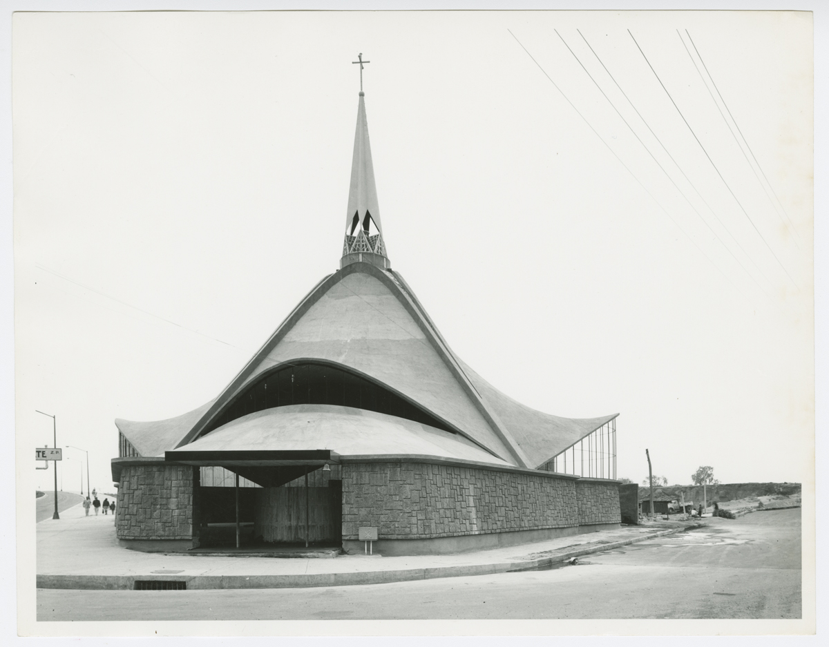 Vista de la cubierta recién desencofrada, todavía sin vitrales. (AGP 67-100, AAM-FA/UNAM)