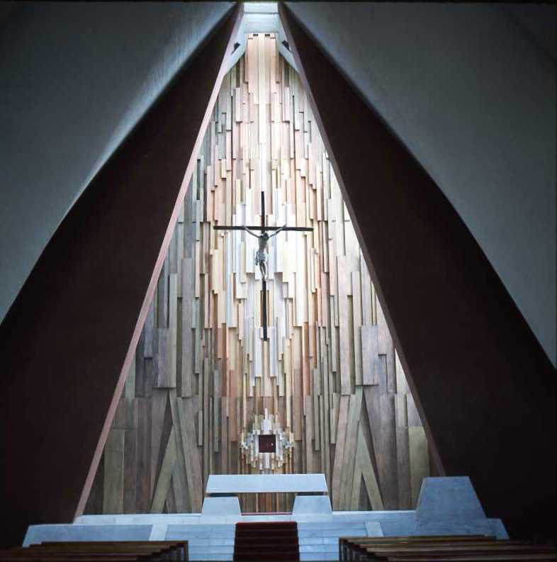 Retablo de madera sobre el muro testero. Al frente, el presbiterio y su altar están resueltos con taludes. (AGP 62-100, AAM-FA/UNAM)