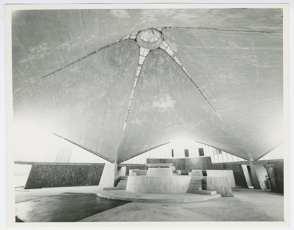 Vista interior de la cubierta sobre el presbiterio, antes de la construcción de los vitrales. (AGP 67-100, AAM-FA/UNAM)