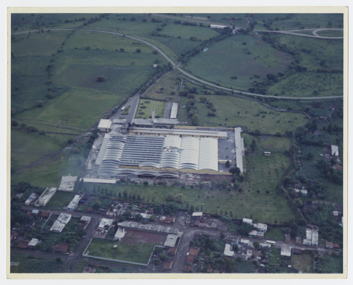 Vista aérea del conjunto fabril, ca. 1970.  (AGP 64 -200, AAM-FA/UNAM)