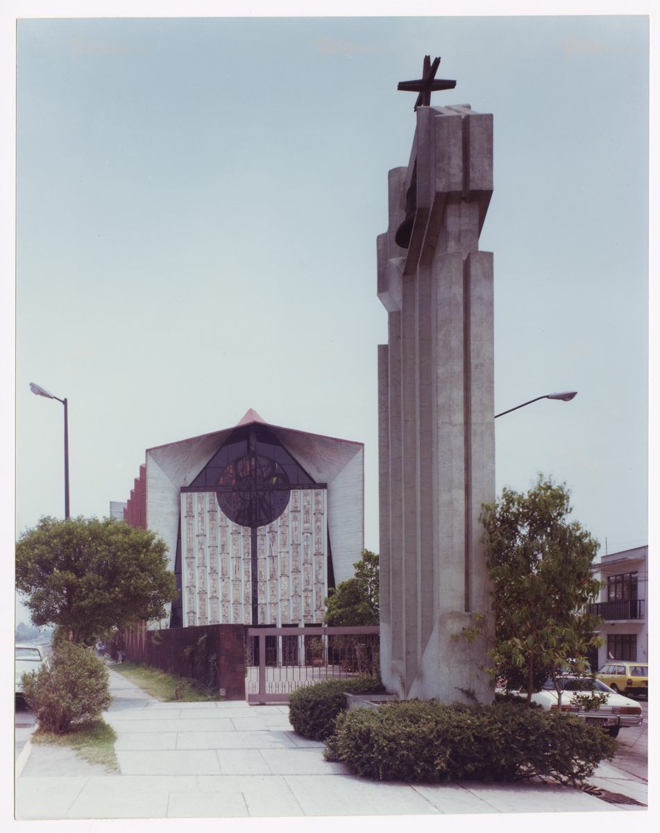 Fachada principal con campanario exento en la esquina del predio. (AGP 63-100, AAM-FA/UNAM)