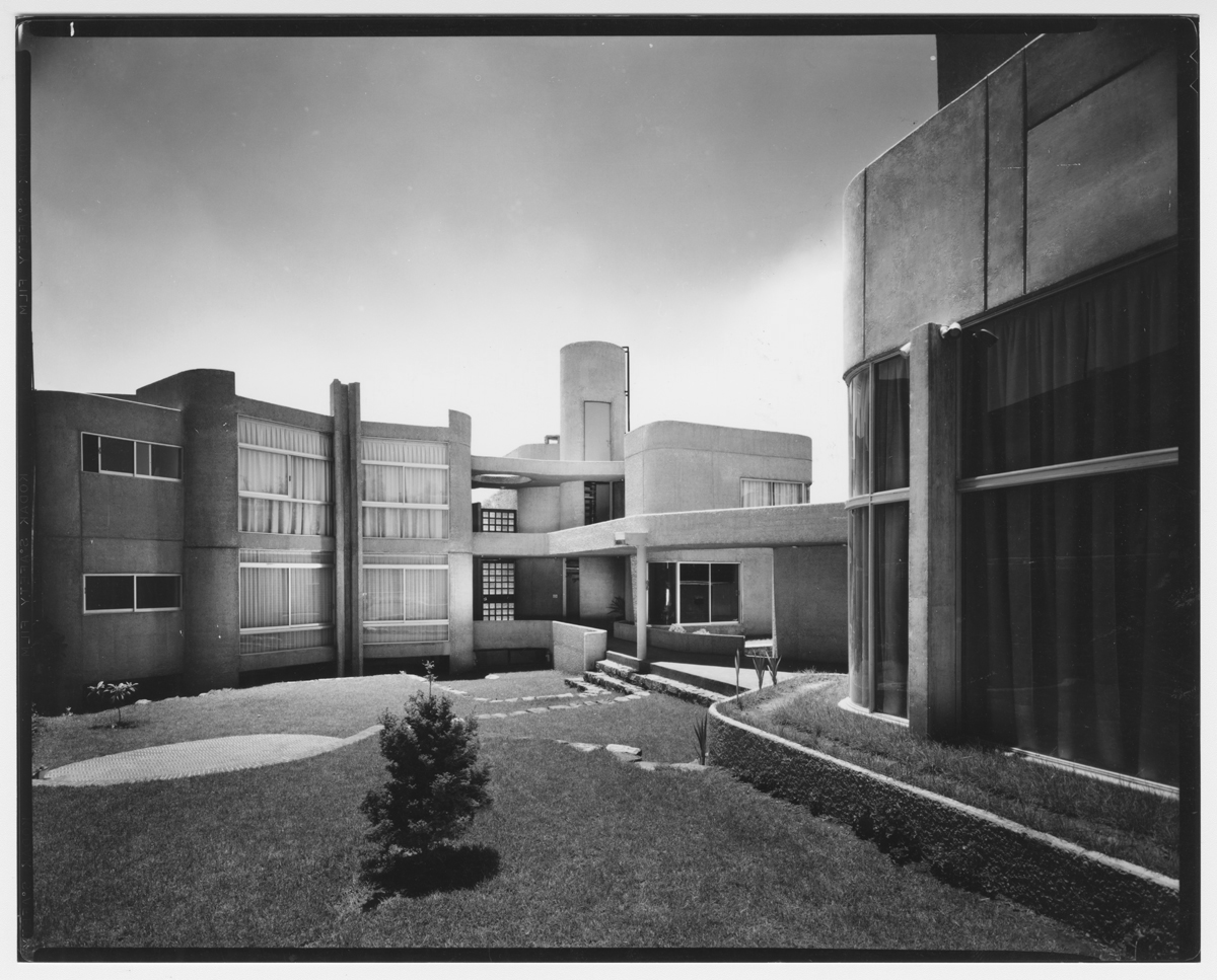 Detalle del jardín común entre las viviendas del conjunto. (AGP 64-300, AAM-FA/UNAM)