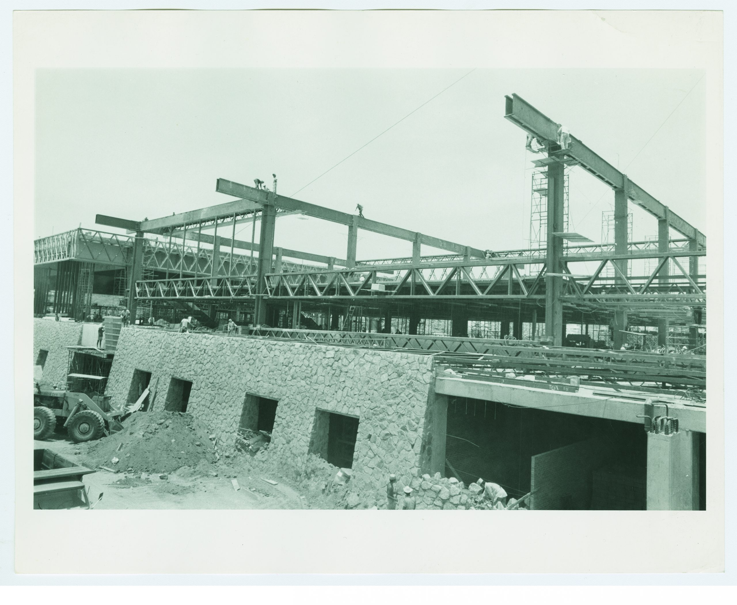 Cubiertas precoladas del salón principal en construcción. (AGP 72-100, AAM-FA/UNAM)