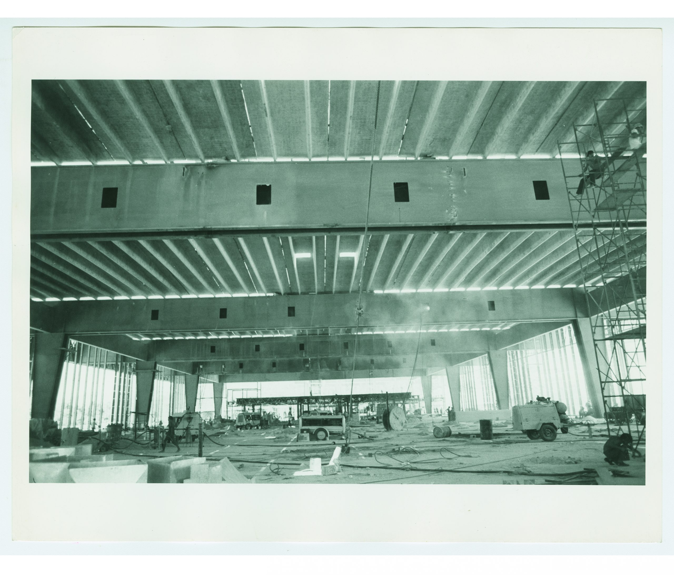 Cubiertas precoladas del salón principal en construcción. (AGP 72-100, AAM-FA/UNAM)