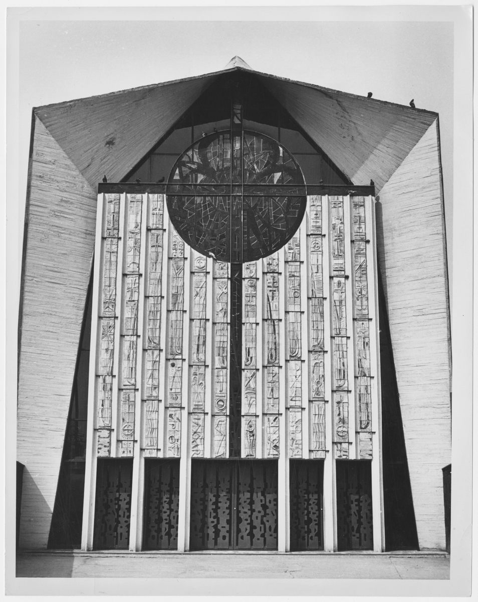 Primer marco en fachada y muro de la portada principal, con rosetón y franjas de cerámica con motivos de arte sacro. (AGP 63-100, AAM-FA/UNAM)