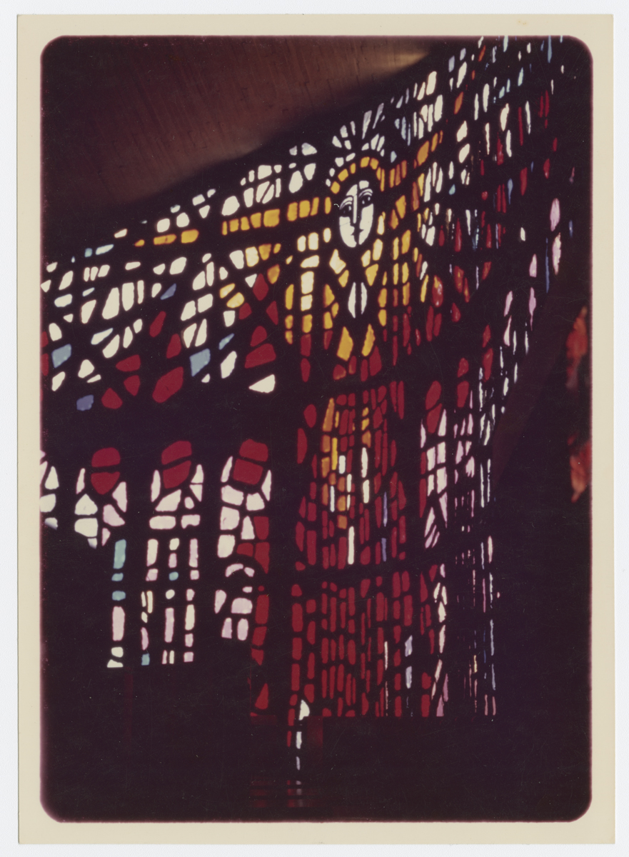 Vista en escorzo del vitral central, con la imagen de la Virgen flanqueada por los apóstoles. (AGP 67-100, AAM-FA/UNAM)