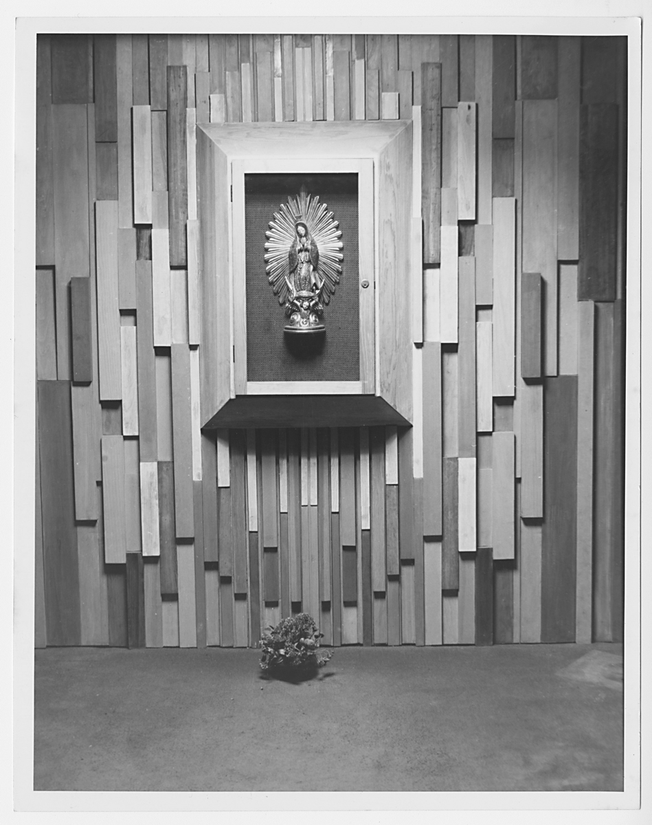 Detalle del altar a la Virgen en la capilla lateral, accesible por la girola. (AGP 63-100, AAM-FA/UNAM)