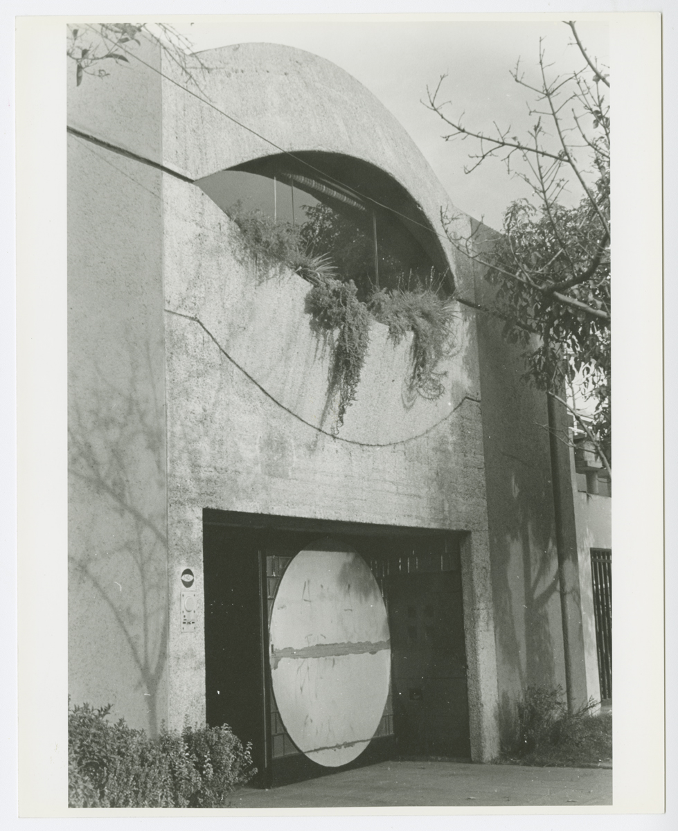 Óculo de la terraza sobre la fachada principal. (AGP 67-300, AAM-FA/UNAM)