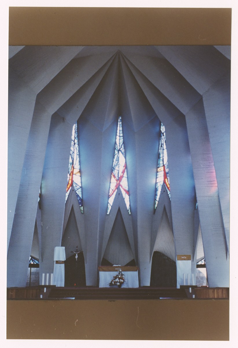 Vista interior del presbiterio y el altar. (AGP 63-100, AAM-FA/UNAM)