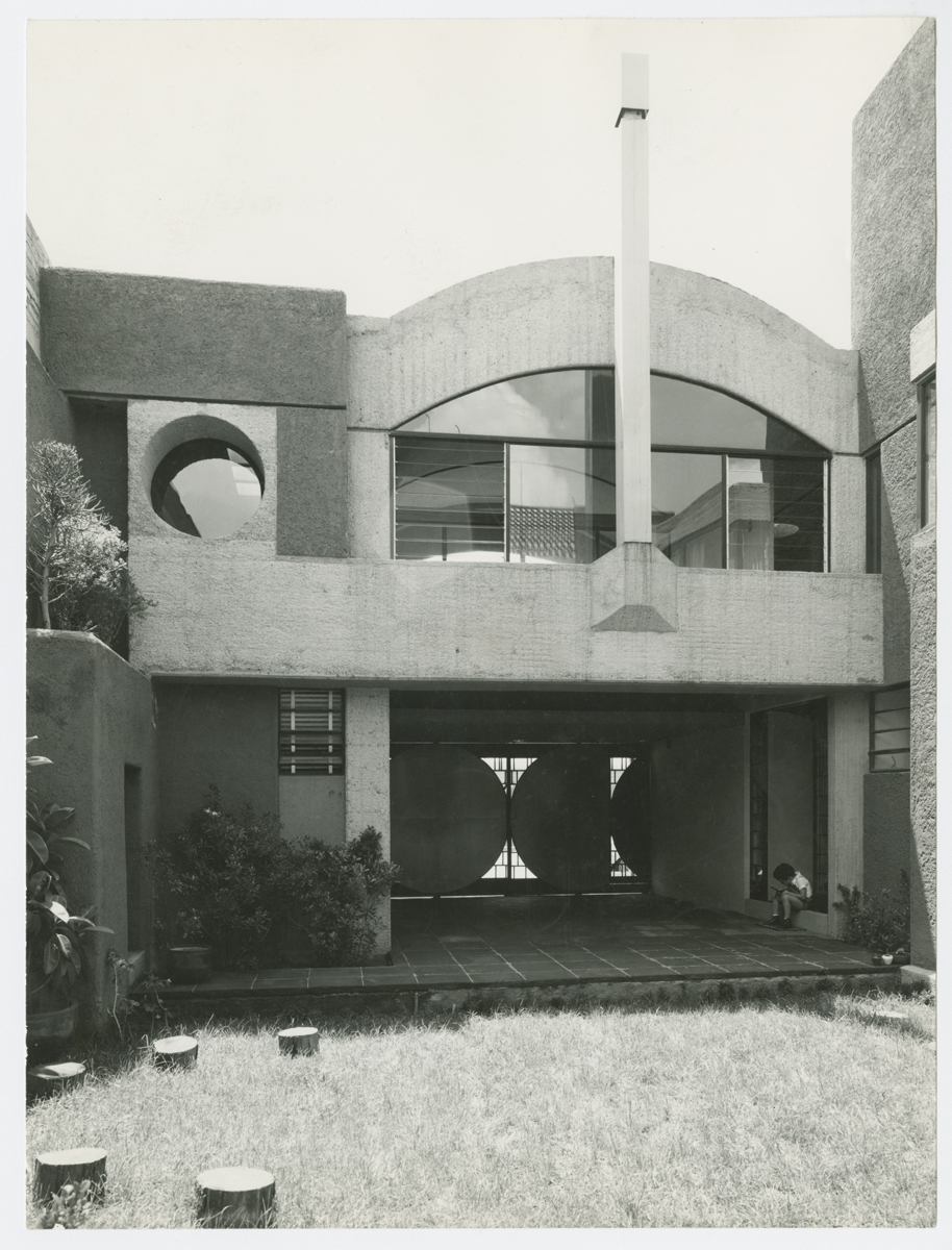 Vista a la fachada desde el jardín interior. (AGP 67-300, AAM-FA/UNAM)
