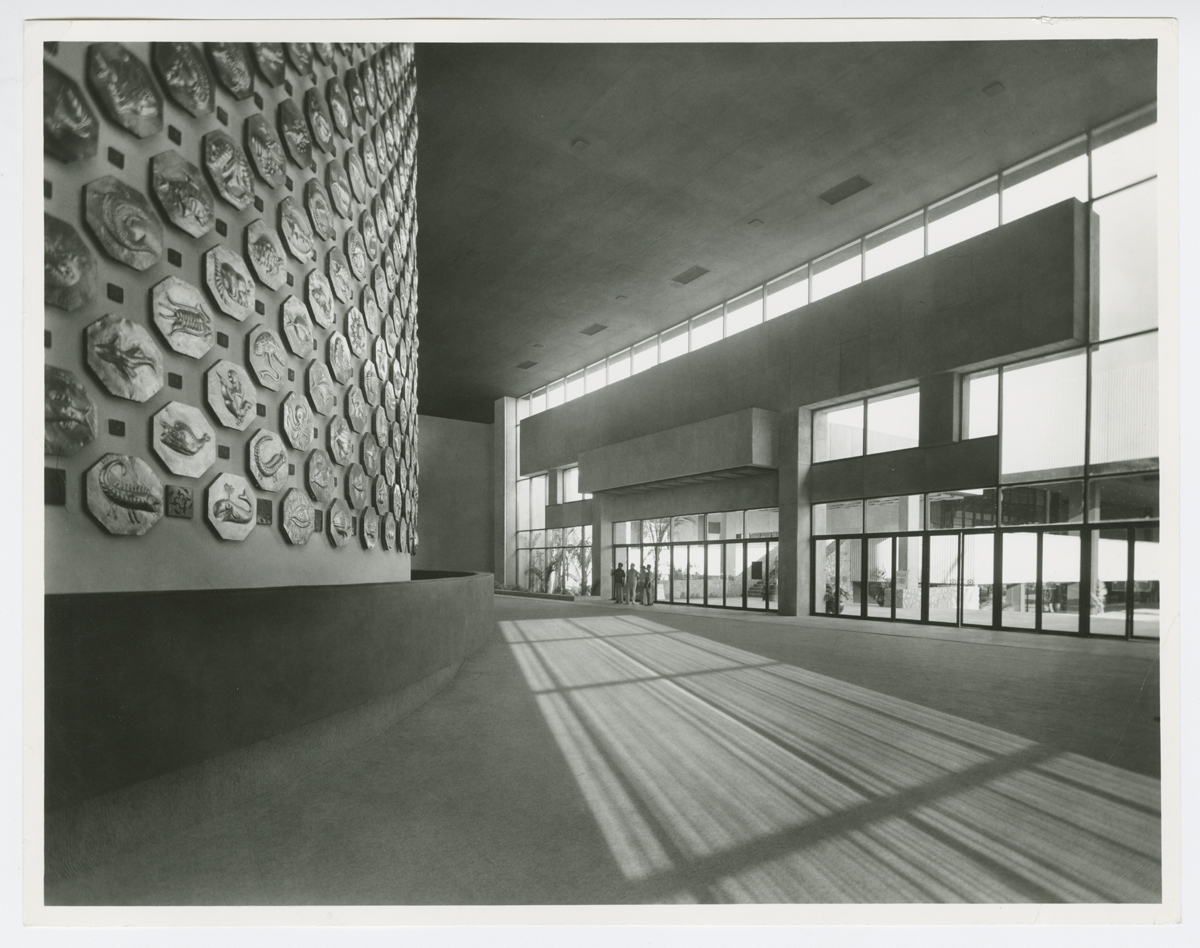 Vista del vestíbulo del teatro. (AGP 72-100, AAM-FA/UNAM)