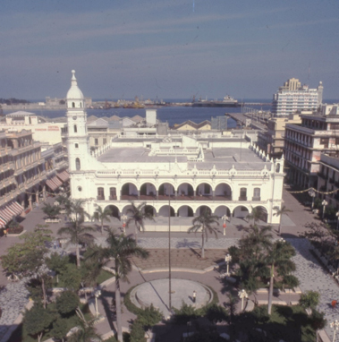 Vista de la Plaza principal del Puerto de Veracruz. (AGP 75-600, AAM-FA/UNAM)