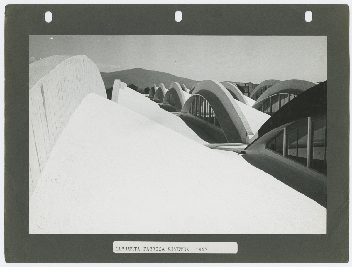 Vista exterior de las cubiertas conoides, provistas de cejas protectoras de concreto. (AGP 65-200, AAM-FA/UNAM)