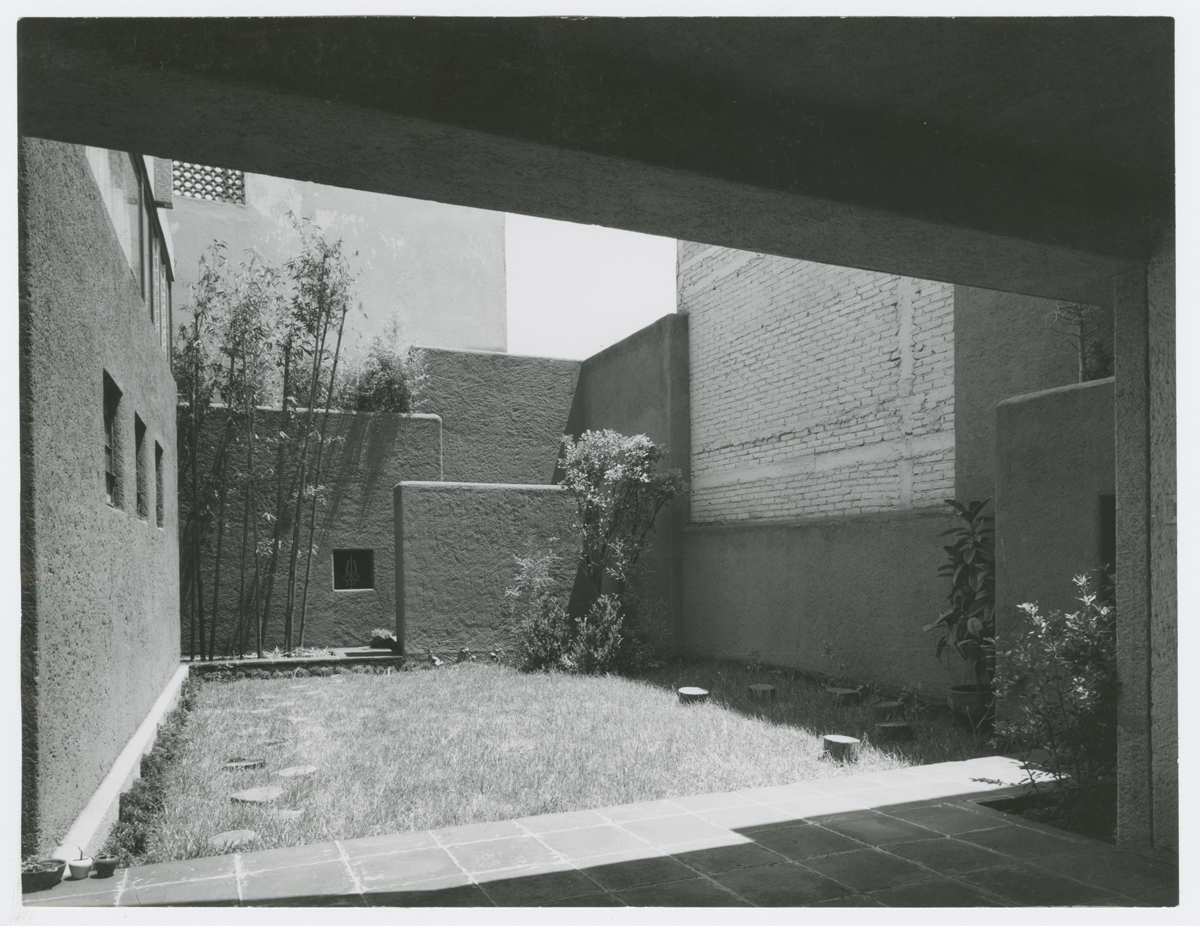 Vista al fondo del jardín interior. (AGP 67-300, AAM-FA/UNAM)