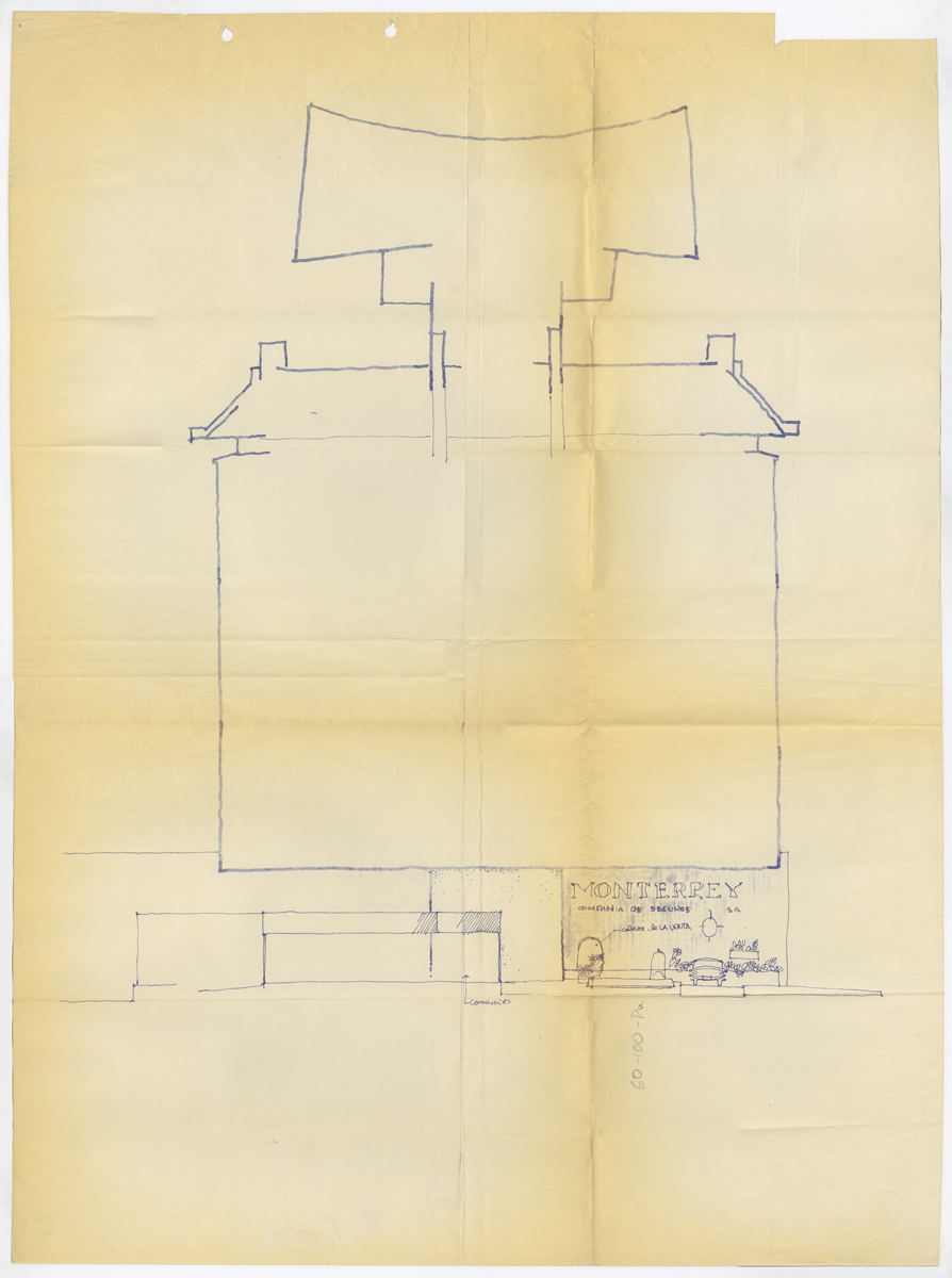 Fachada lateral, con la plaza cubierta. (AGP 72-100, AAM-FA/UNAM)