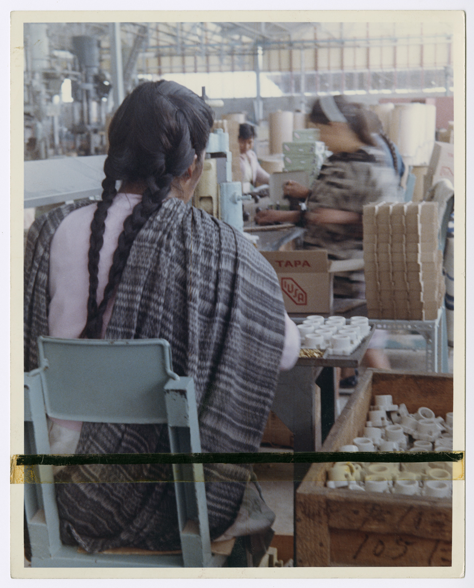 Mujeres trabajando en manualidad fina. (AGP 64-400, AAM-FA/UNAM)
