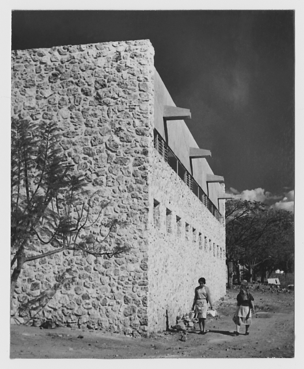 Detalle de gárgolas y textura de muro de piedra en el pabellón de servicios.  (AGP 64 -200, AAM-FA/UNAM)