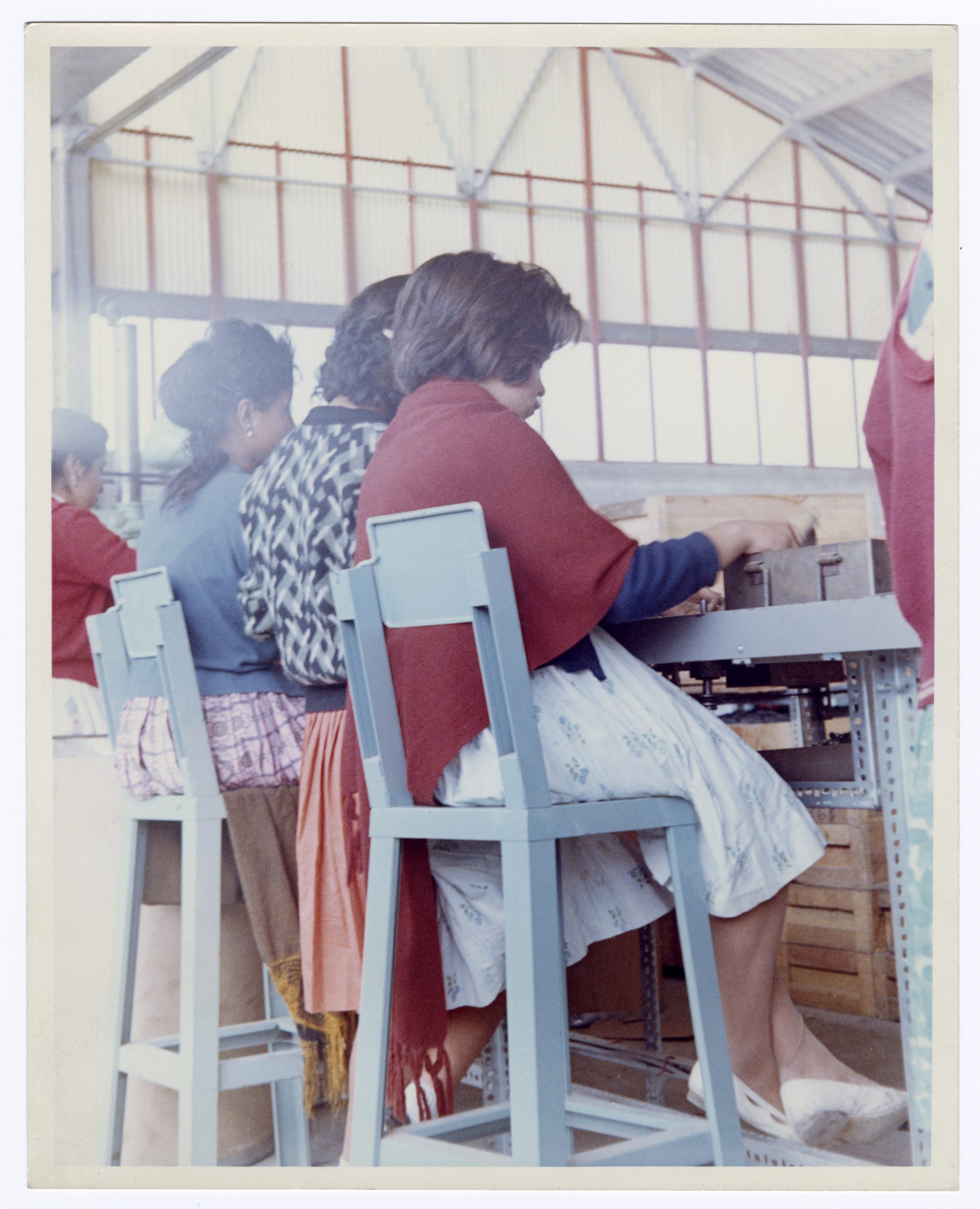 Mujeres trabajando en manualidad fina. (AGP 64-400, AAM-FA/UNAM)