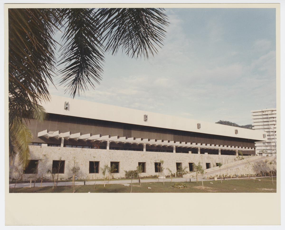 Fachada del salón principal hacia la Costera.(AGP 72-100, AAM-FA/UNAM)