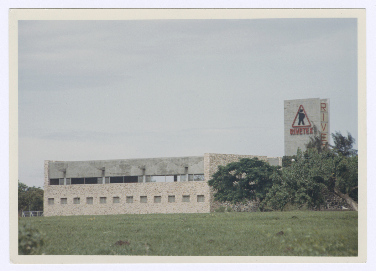 Fachada del pabellón de comedores para obreros, con vista a la cancha deportiva del conjunto. (AGP 64 -200, AAM-FA/UNAM)