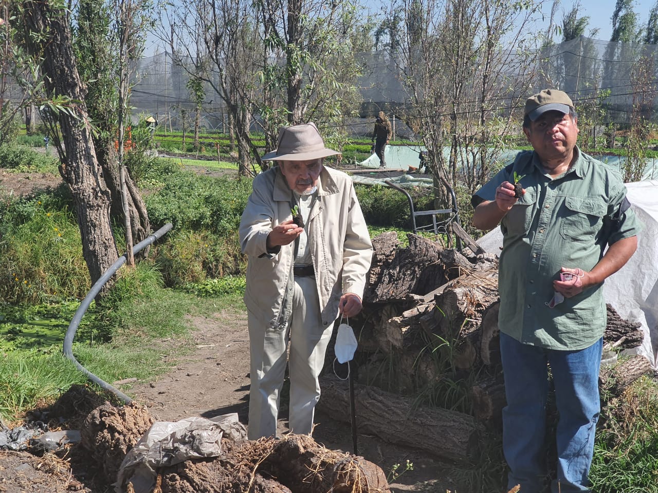 Registro de la visita a Xochimilco con el Arq. González Pozo. Fotografía: Elisa Drago