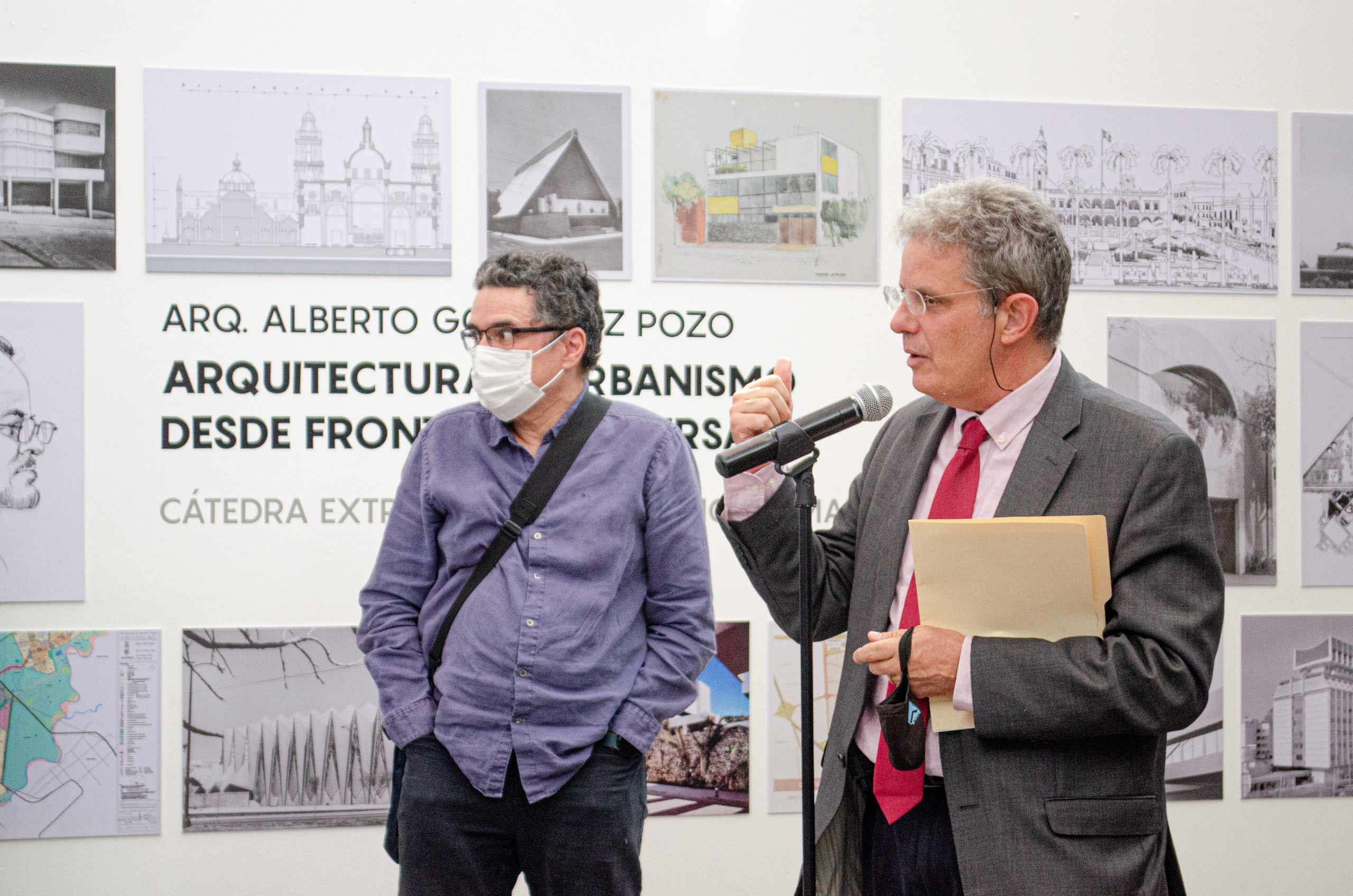 El Dr. Juan Ignacio del Cueto inaugurando la exposición. 