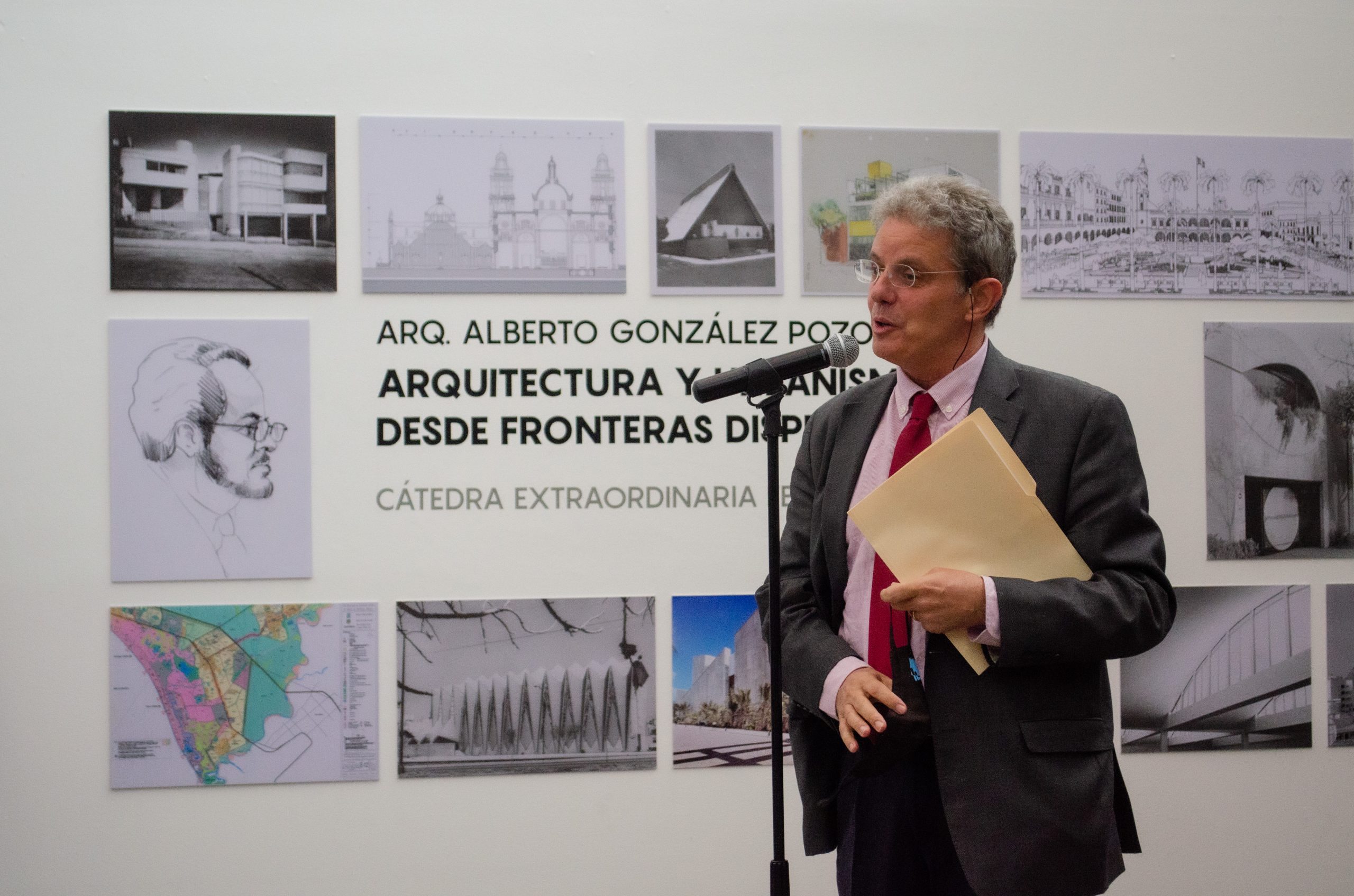 El Dr. Juan Ignacio del Cueto inaugurando la exposición. 