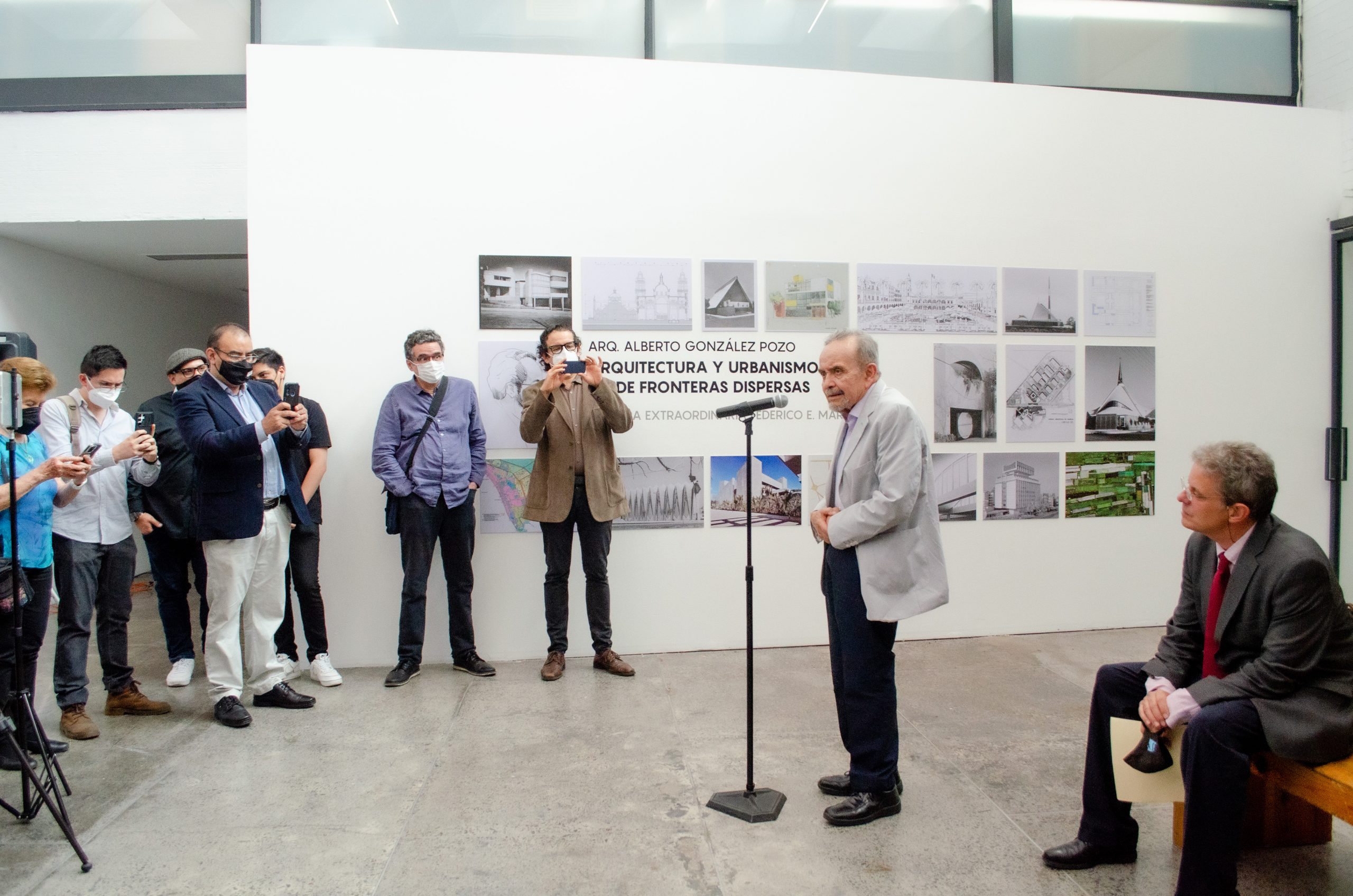 El Dr. González Pozo dirige unas palabras al público durante la inauguración de la exposición. 