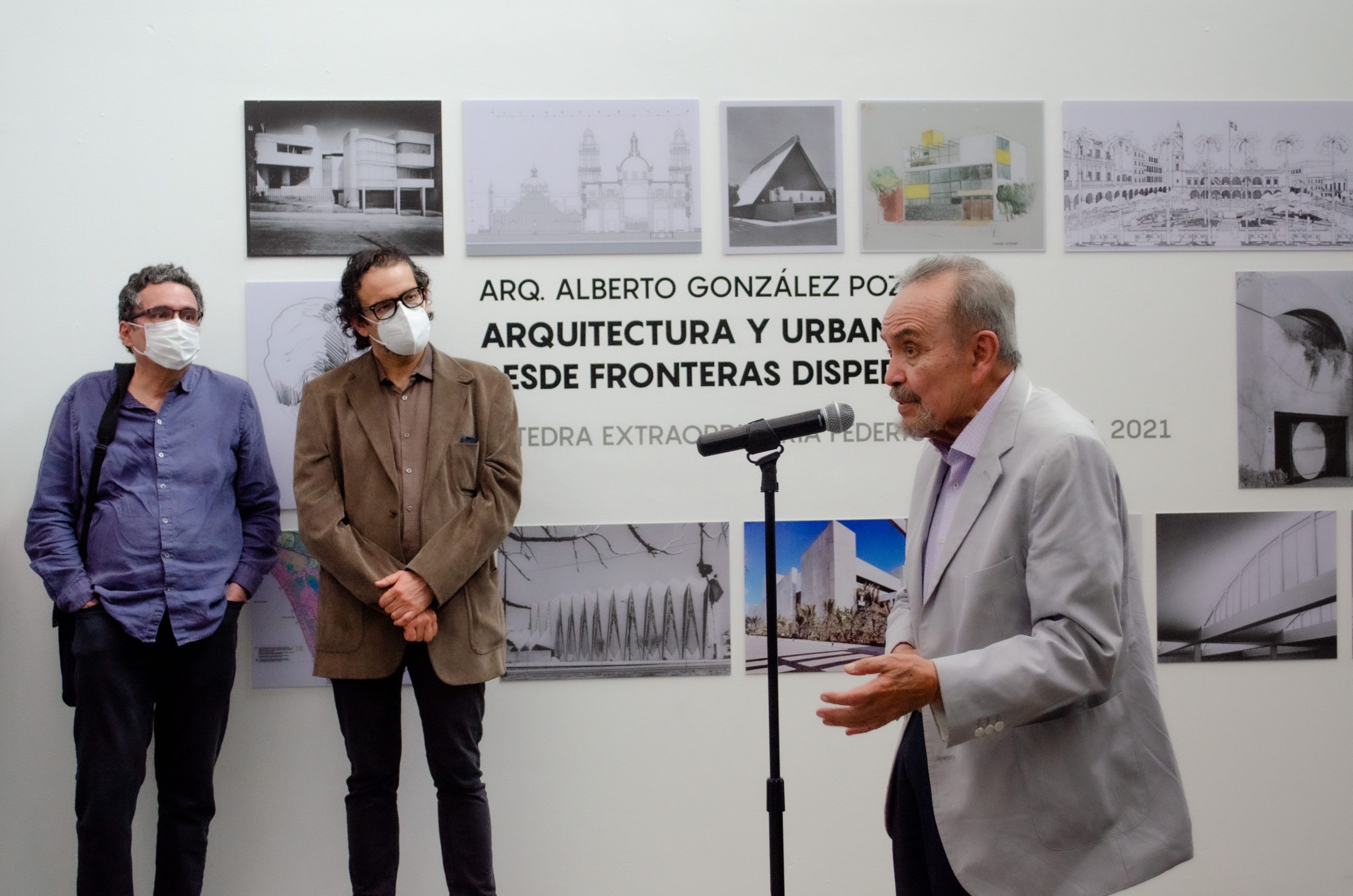 El Dr. González Pozo dirige unas palabras al público durante la inauguración de la exposición. 