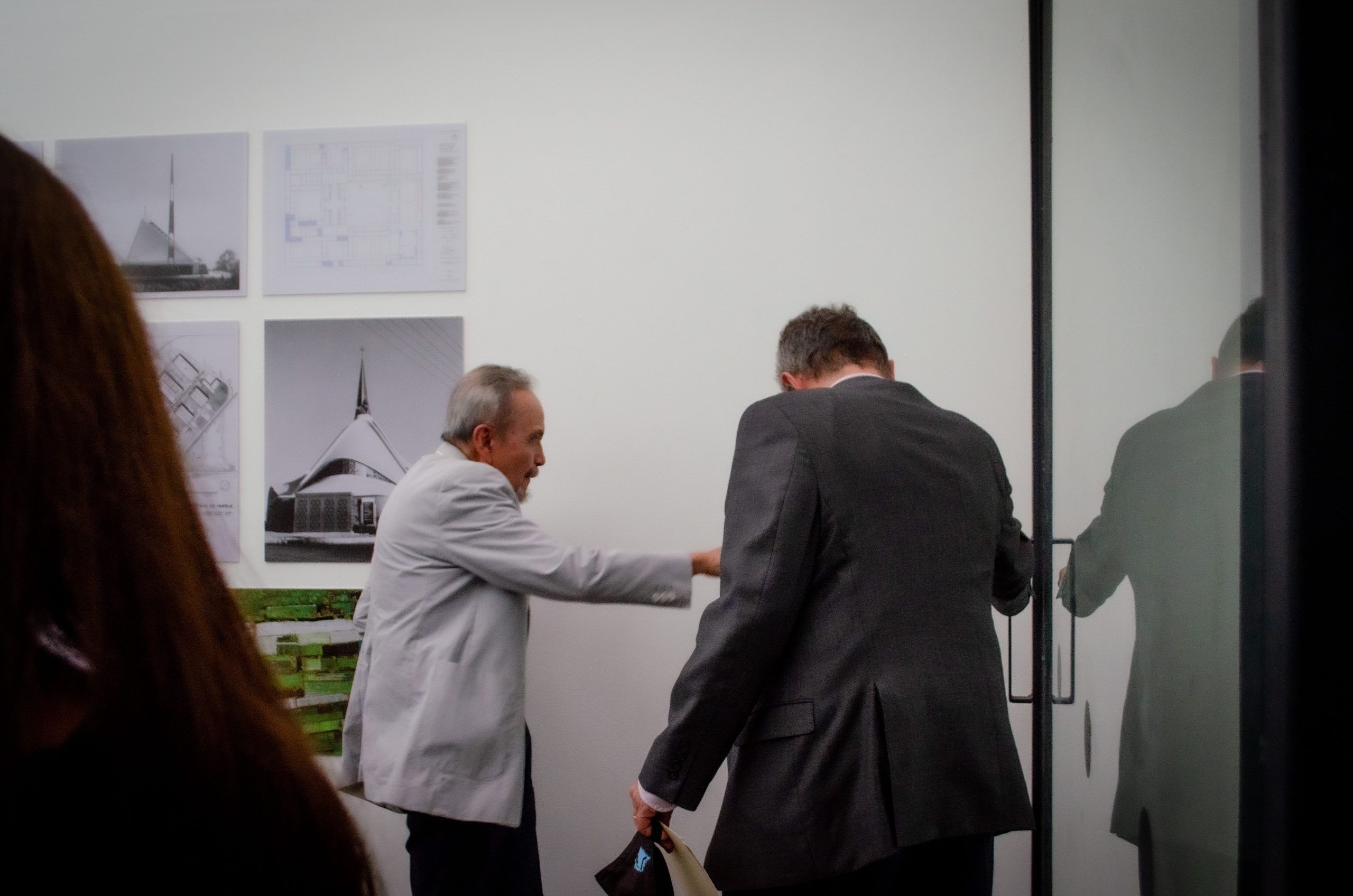 El Dr. González Pozo y el Dr. Juan Ignacio del Cueto inauguran la exposición. 
