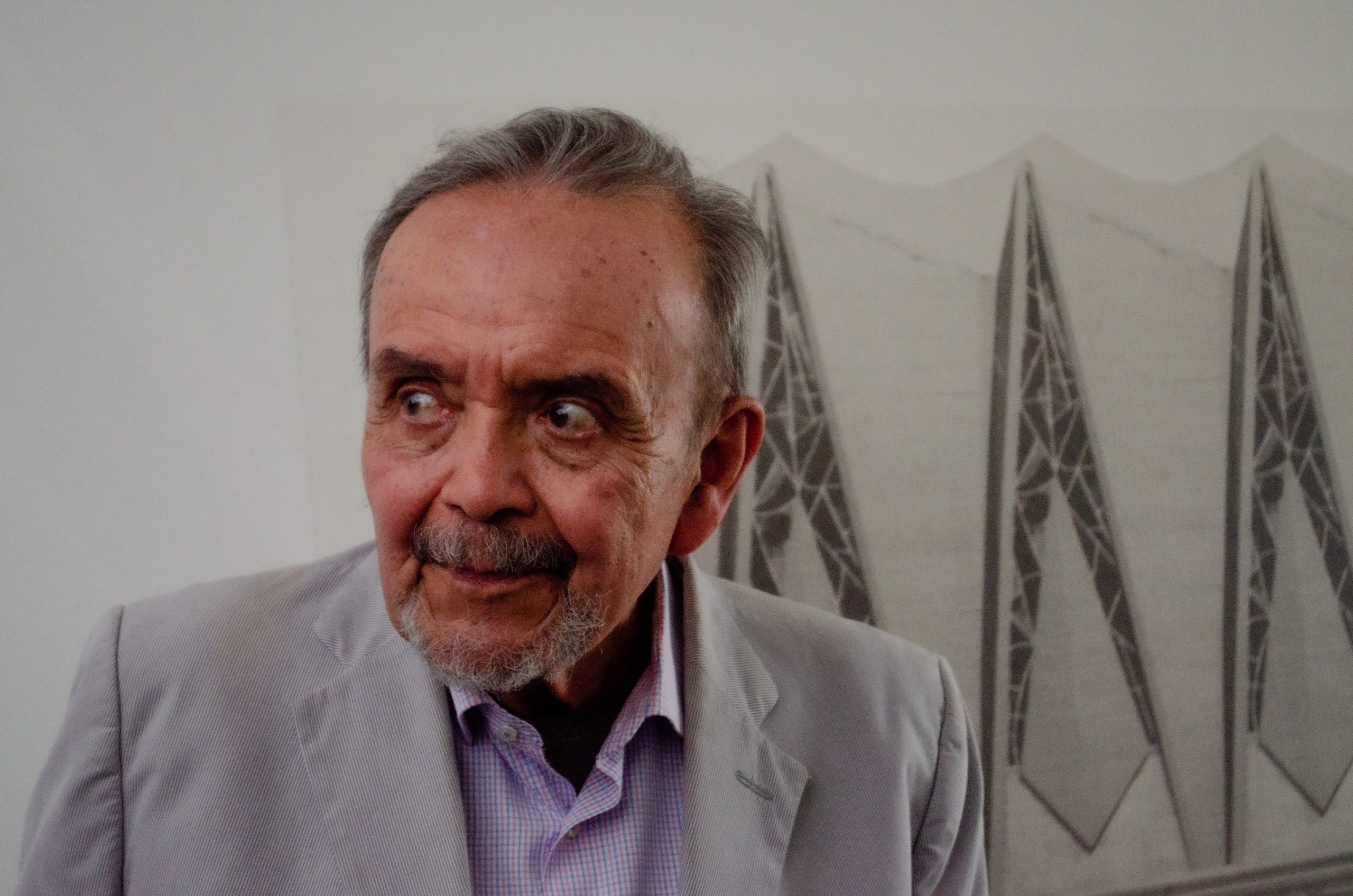 El Dr. González Pozo dentro de la exposición. 