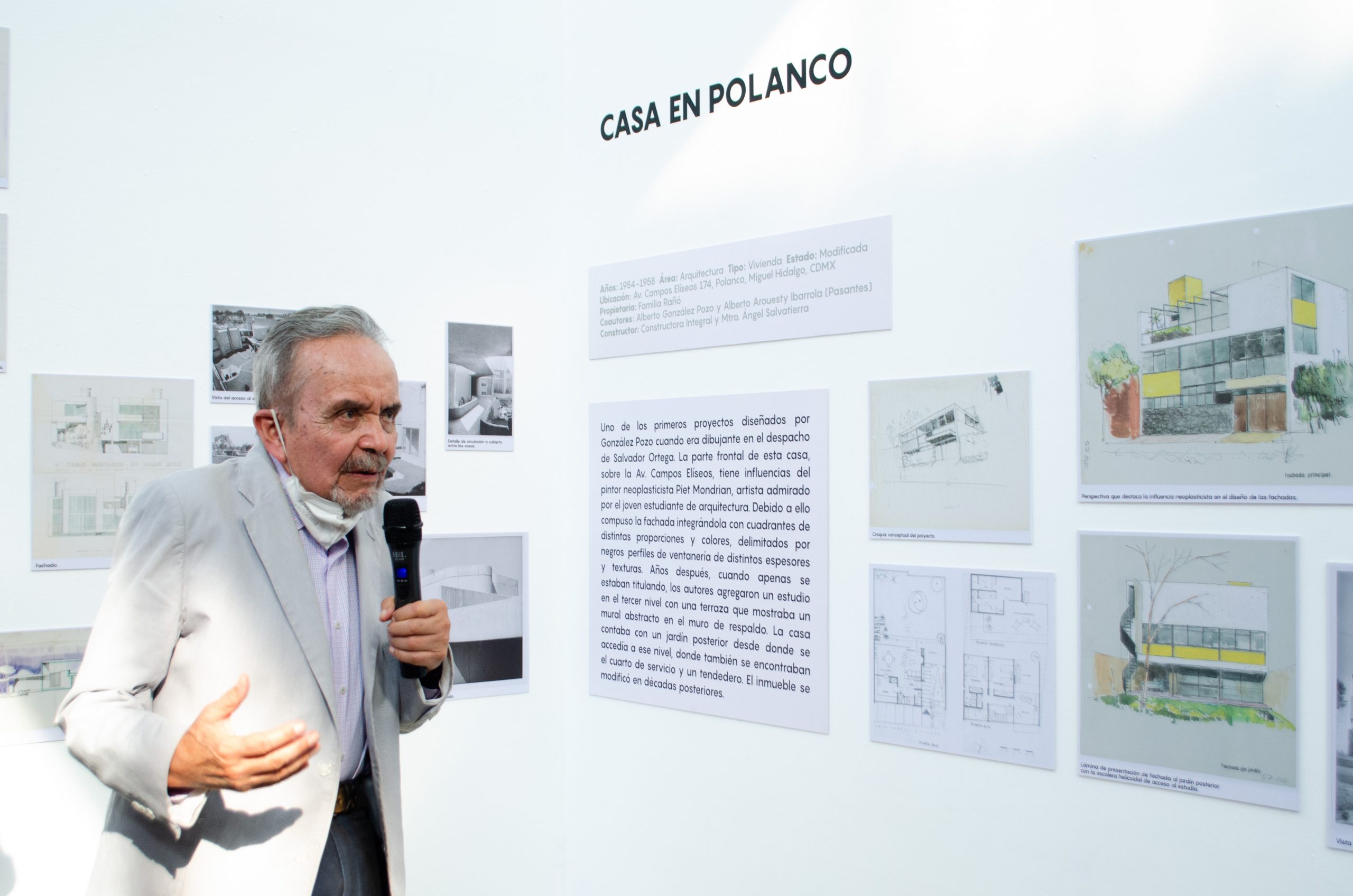 El Dr. González Pozo conduce una visita guiada a través de la exposición en su inauguración. 