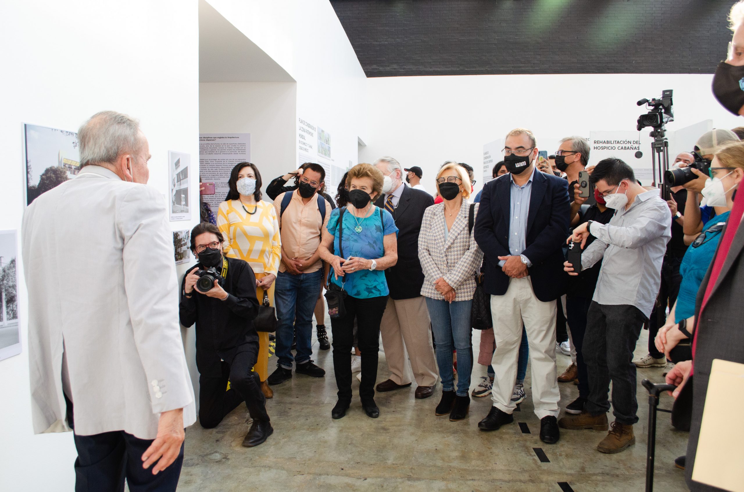 El Dr. González Pozo conduce una visita guiada a través de la exposición en su inauguración. 