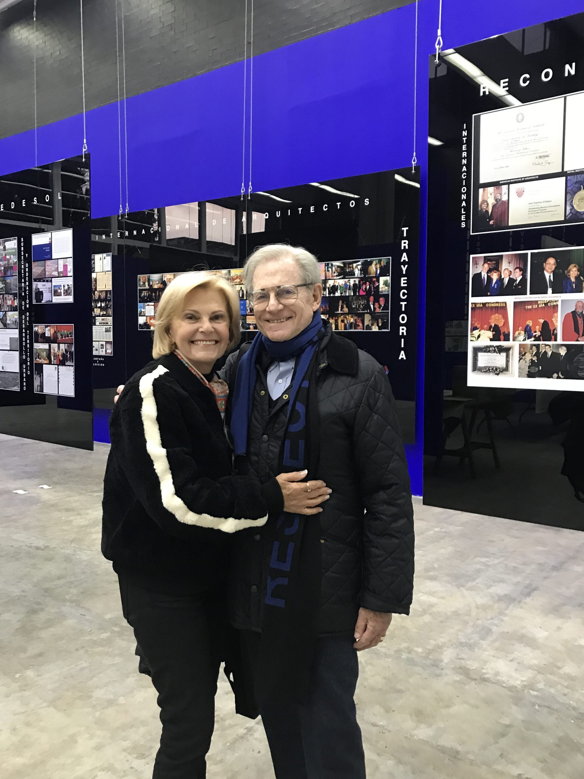 La Arq. Sara Topelson y el Arq. José Grinberg en el montaje de la exposición. 